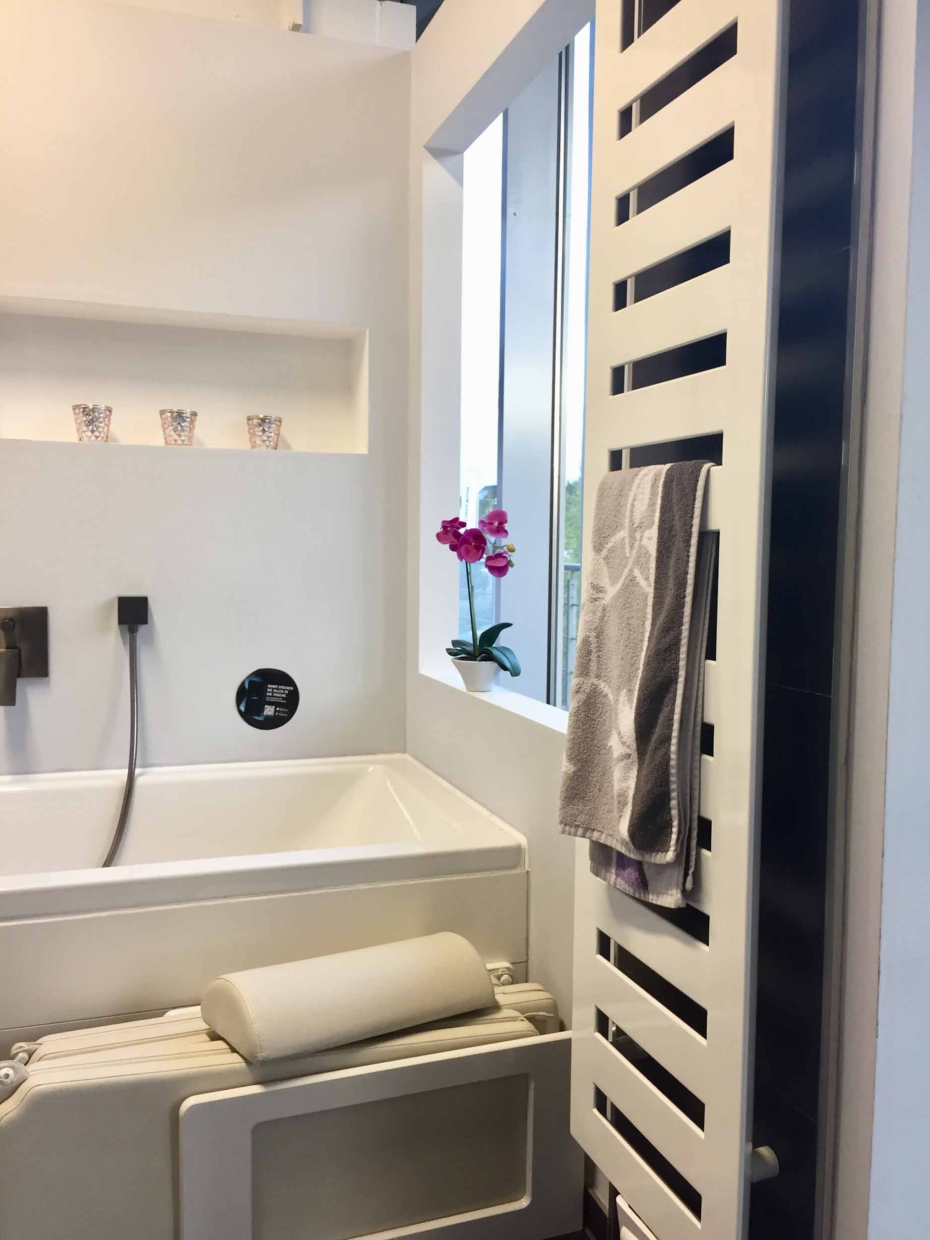 Ein Badezimmer mit Badewanne und Handtuchhalter