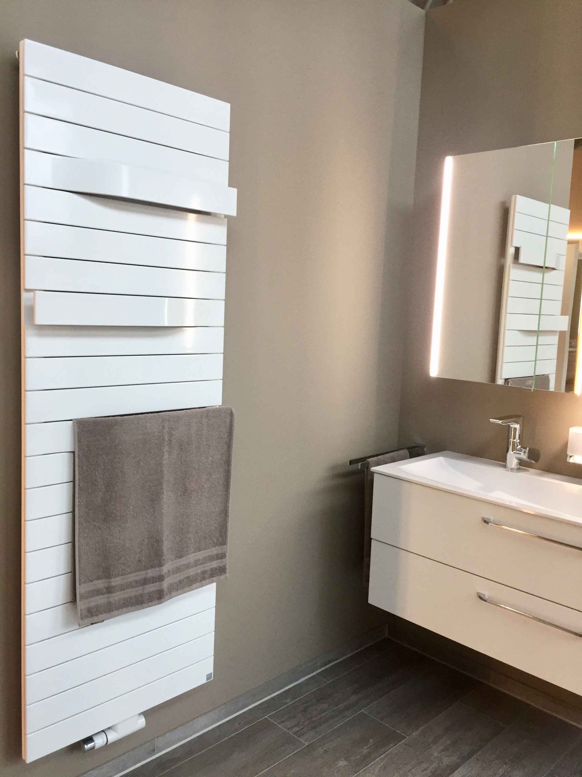 Ein Badezimmer mit Handtuchhalter und Waschbecken.