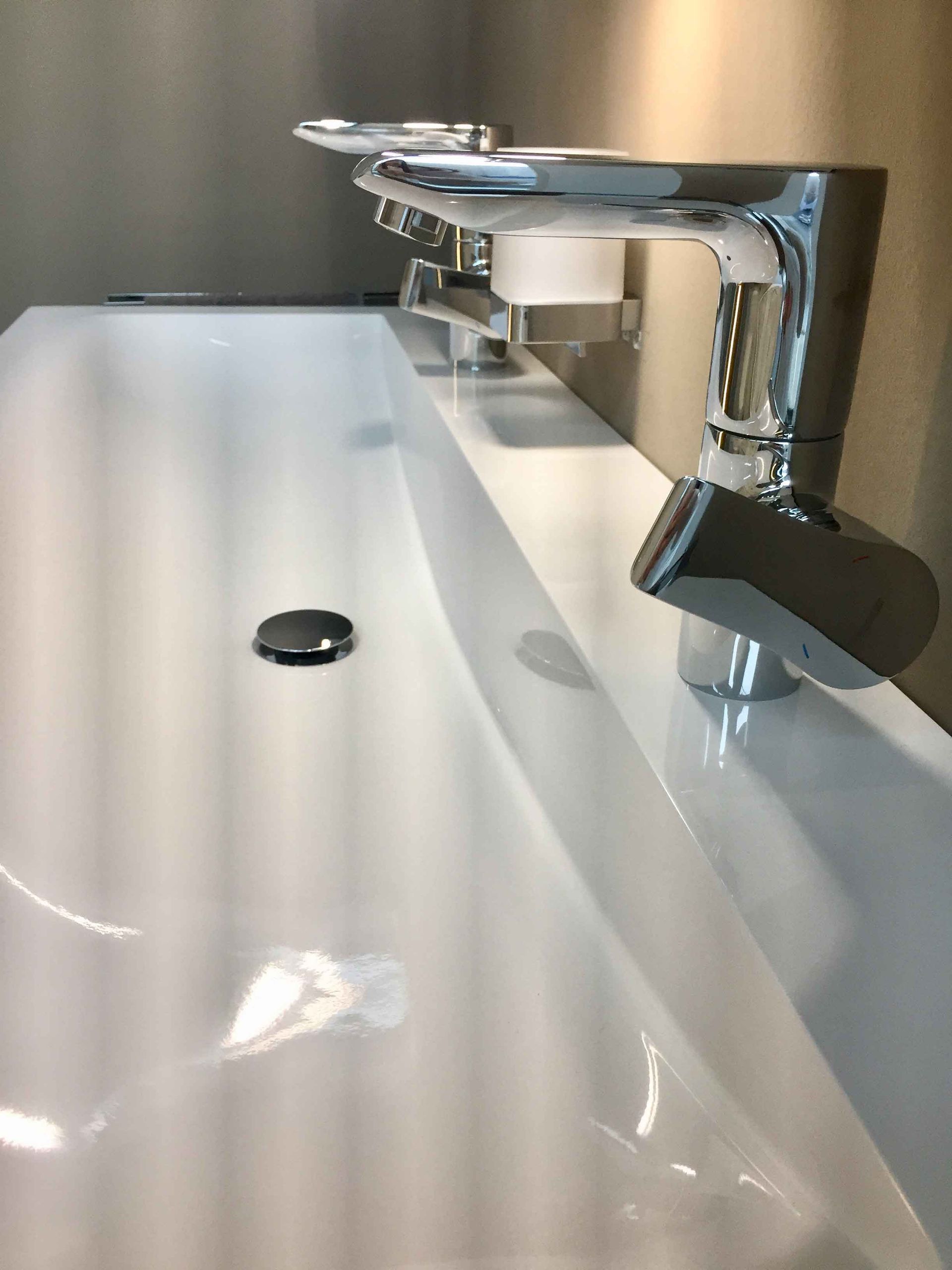 Ein Waschbecken mit einer Seifenschale darauf