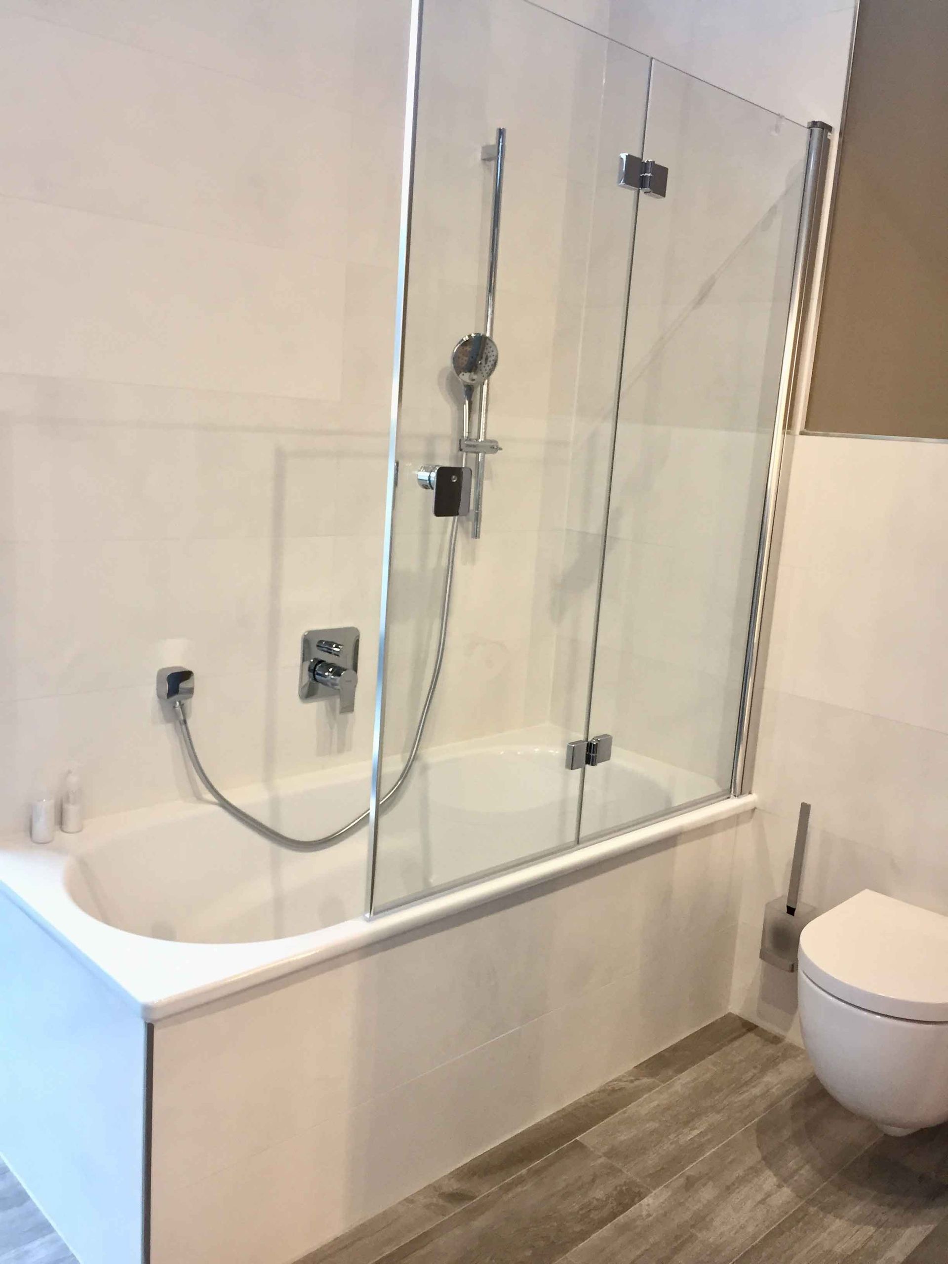 Ein Badezimmer mit Badewanne, Toilette und Dusche.