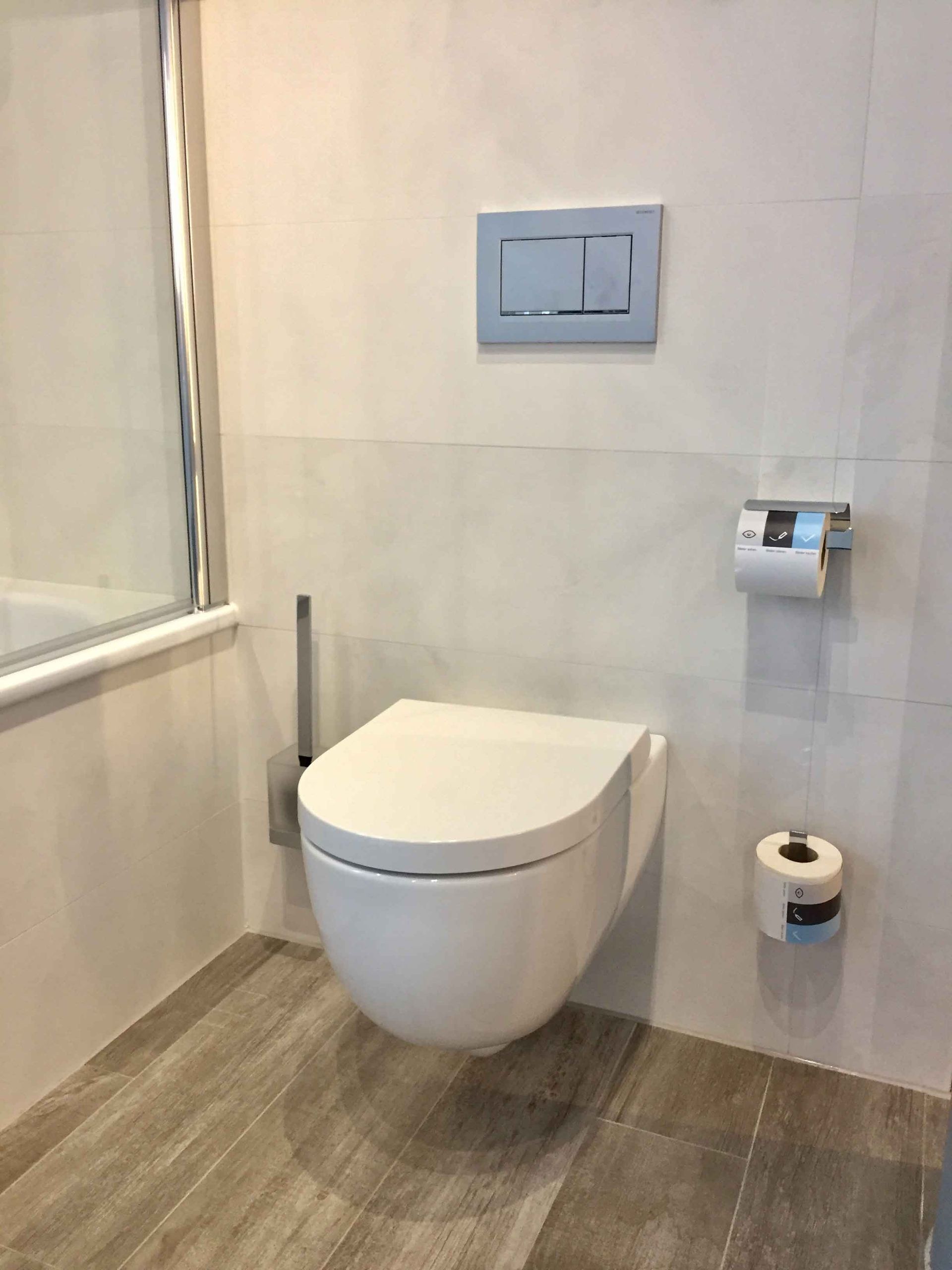 Eine Toilette wird in einem Badezimmer an der Wand montiert.