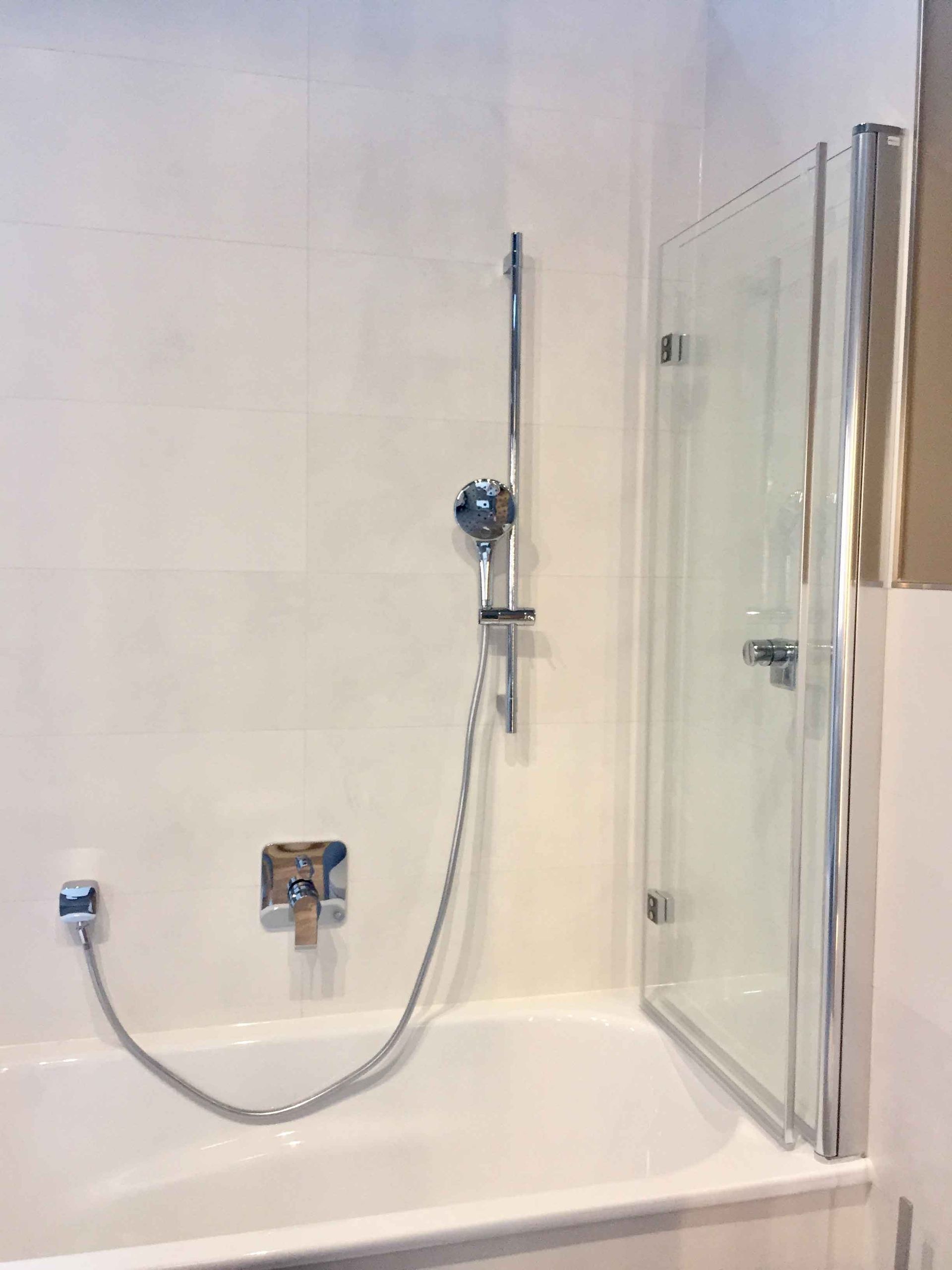 Eine Badewanne mit einem daran befestigten Duschkopf