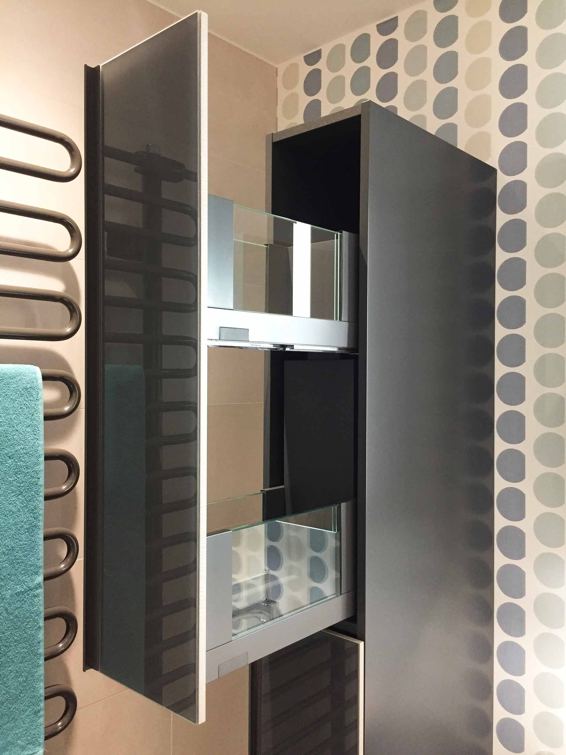 Ein Badezimmer mit Spiegel und Handtuchhalter