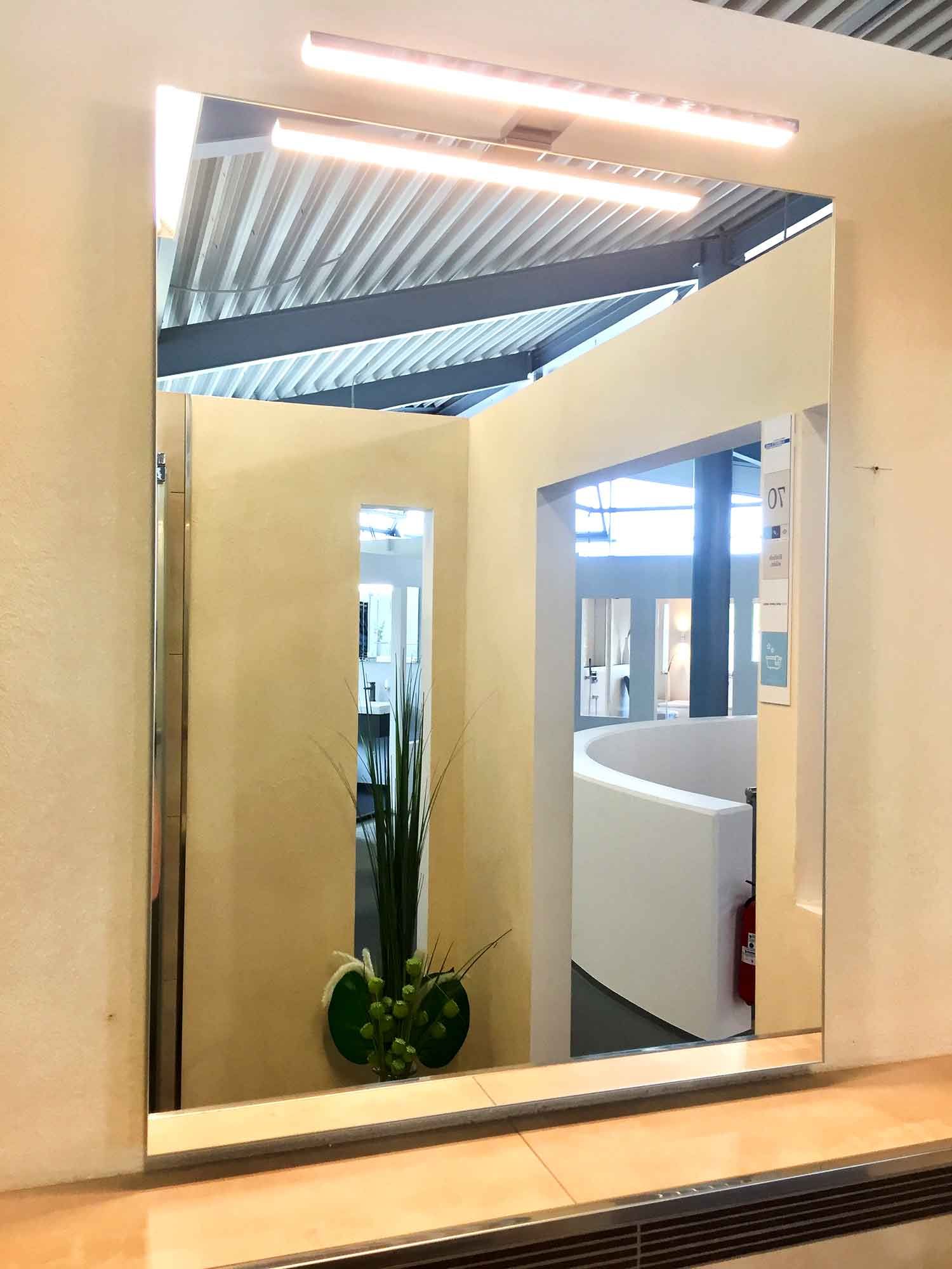 Ein großer Spiegel hängt an einer Wand in einem Zimmer