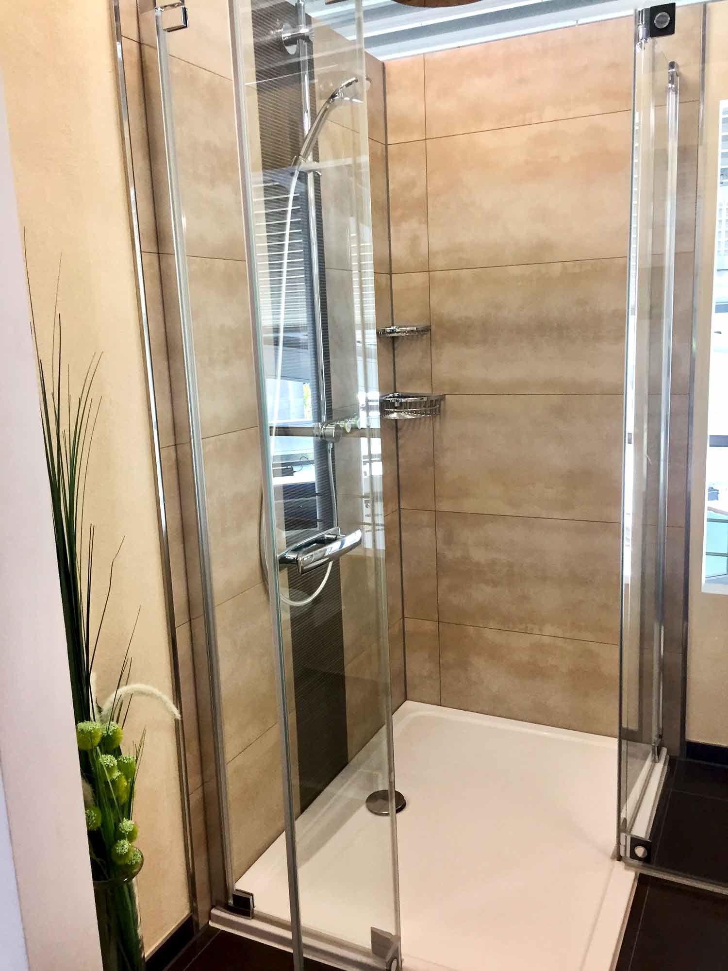 Ein Badezimmer mit ebenerdiger Dusche mit Glastür.