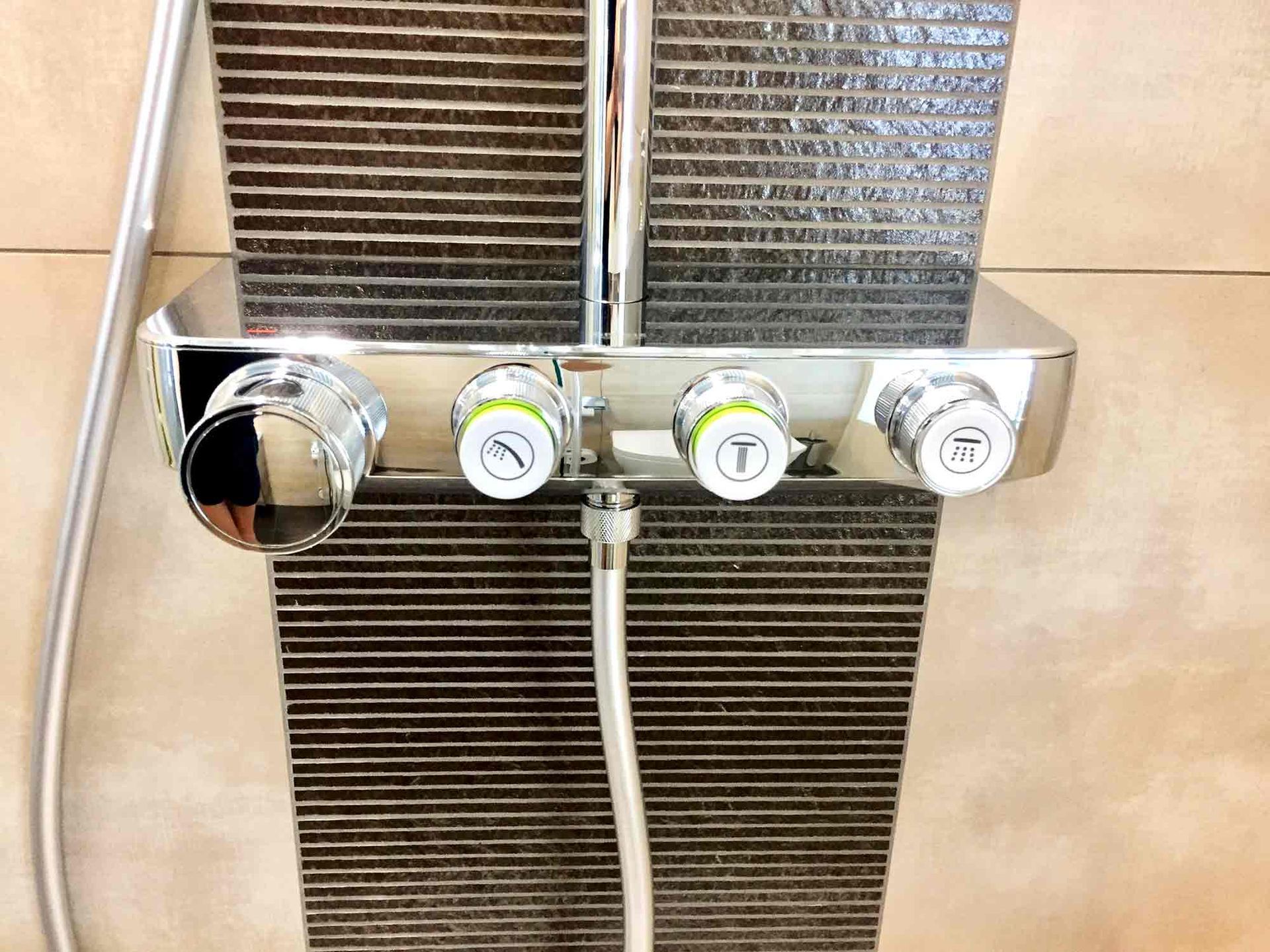 Eine Nahaufnahme eines Duschkopfs mit daran befestigtem Schlauch.