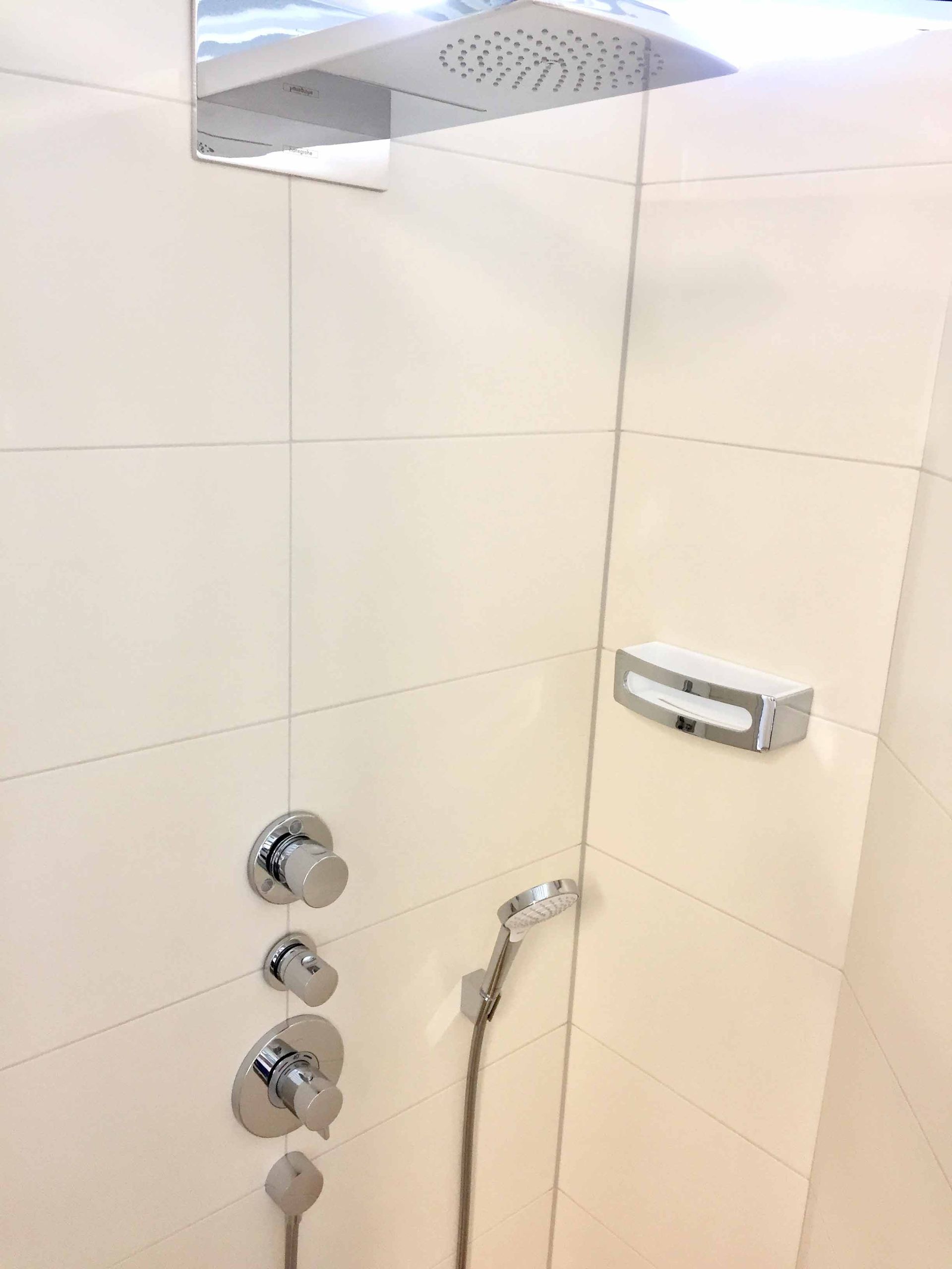 Ein Badezimmer mit Duschkopf und Seifenschale