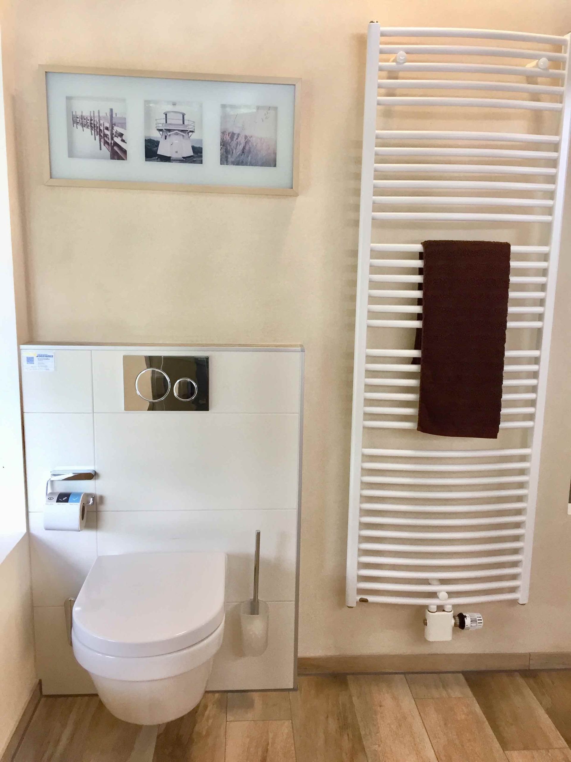 Ein Badezimmer mit Toilette und Handtuchhalter