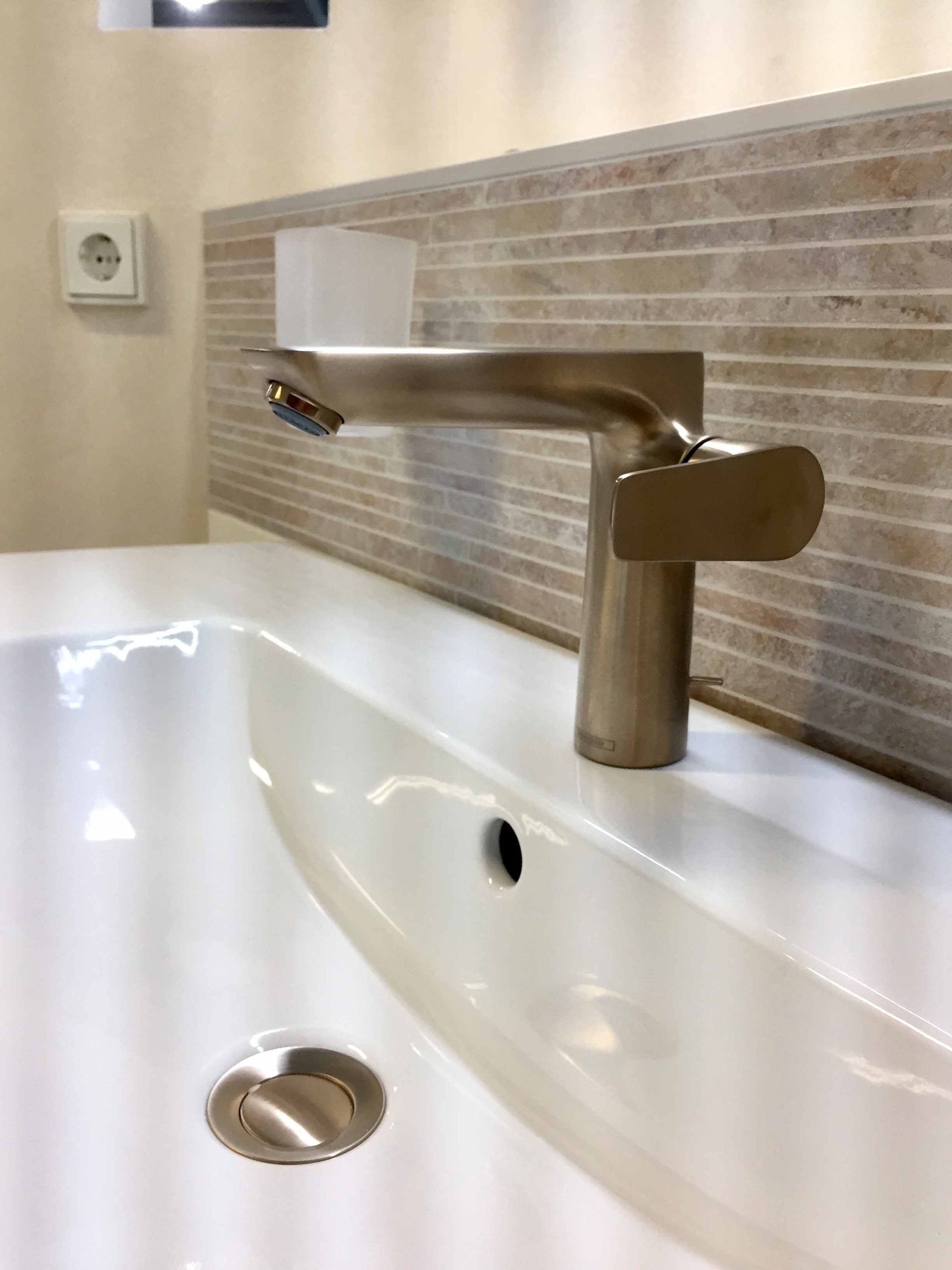 Ein Waschbecken mit Wasserhahn und Abfluss