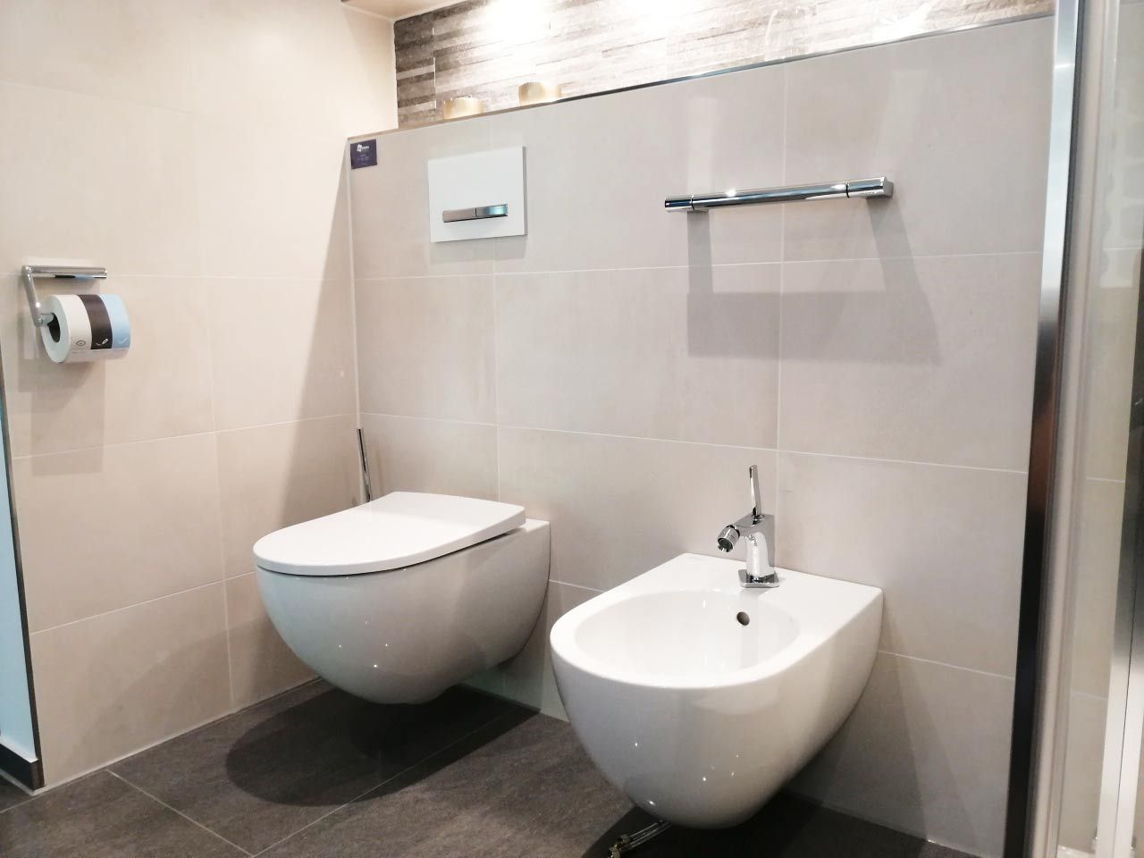 Ein Badezimmer mit zwei Toiletten und einem Bidet.