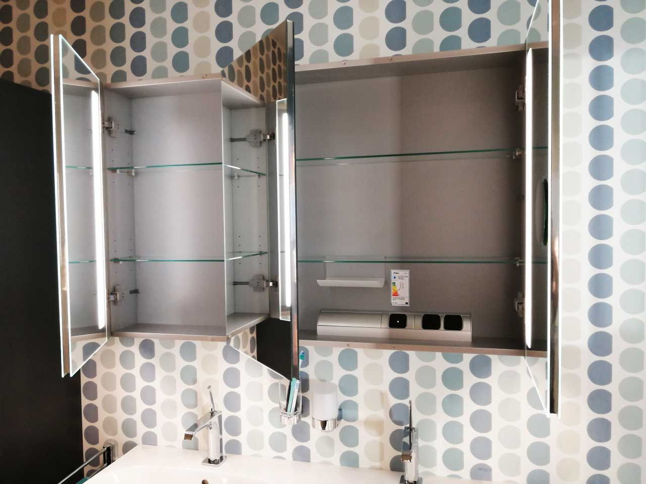 Ein Badezimmer mit Spiegel und Medizinschrank