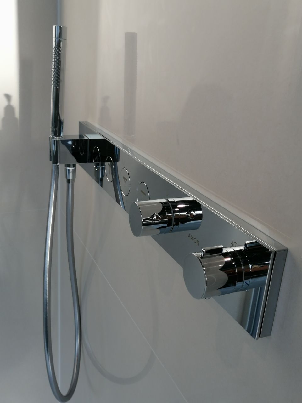 Ein verchromter Duschkopf mit einem daran befestigten Schlauch