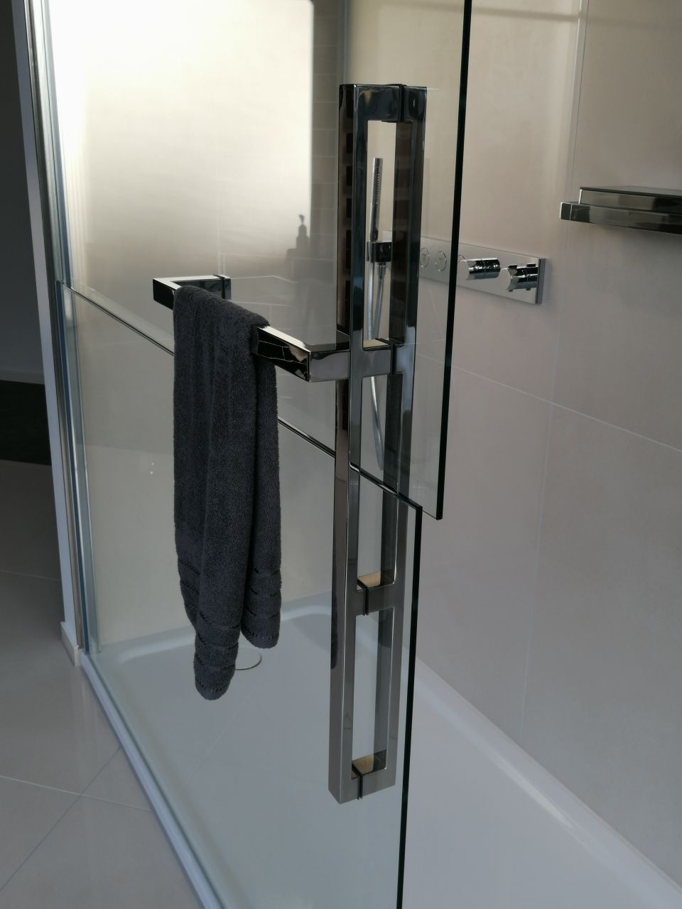 Ein Handtuch hängt an einem Handtuchhalter in einem Badezimmer