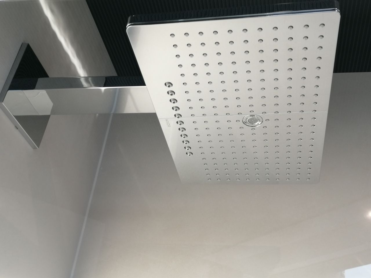 Ein Duschkopf mit Löchern darin hängt von der Decke