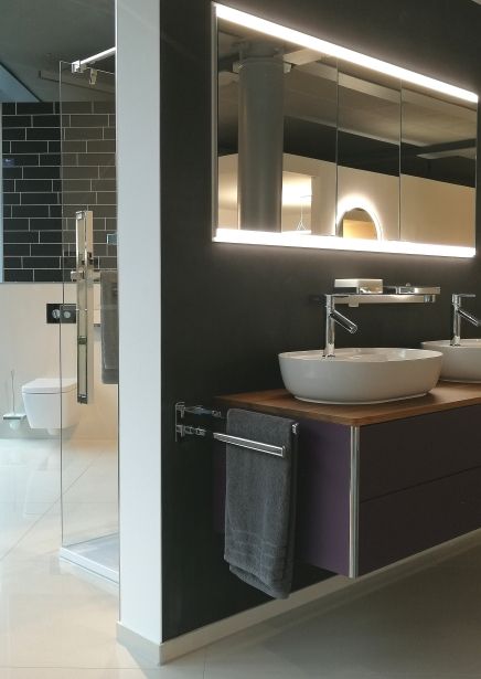 Ein Badezimmer mit zwei Waschbecken und einem großen Spiegel