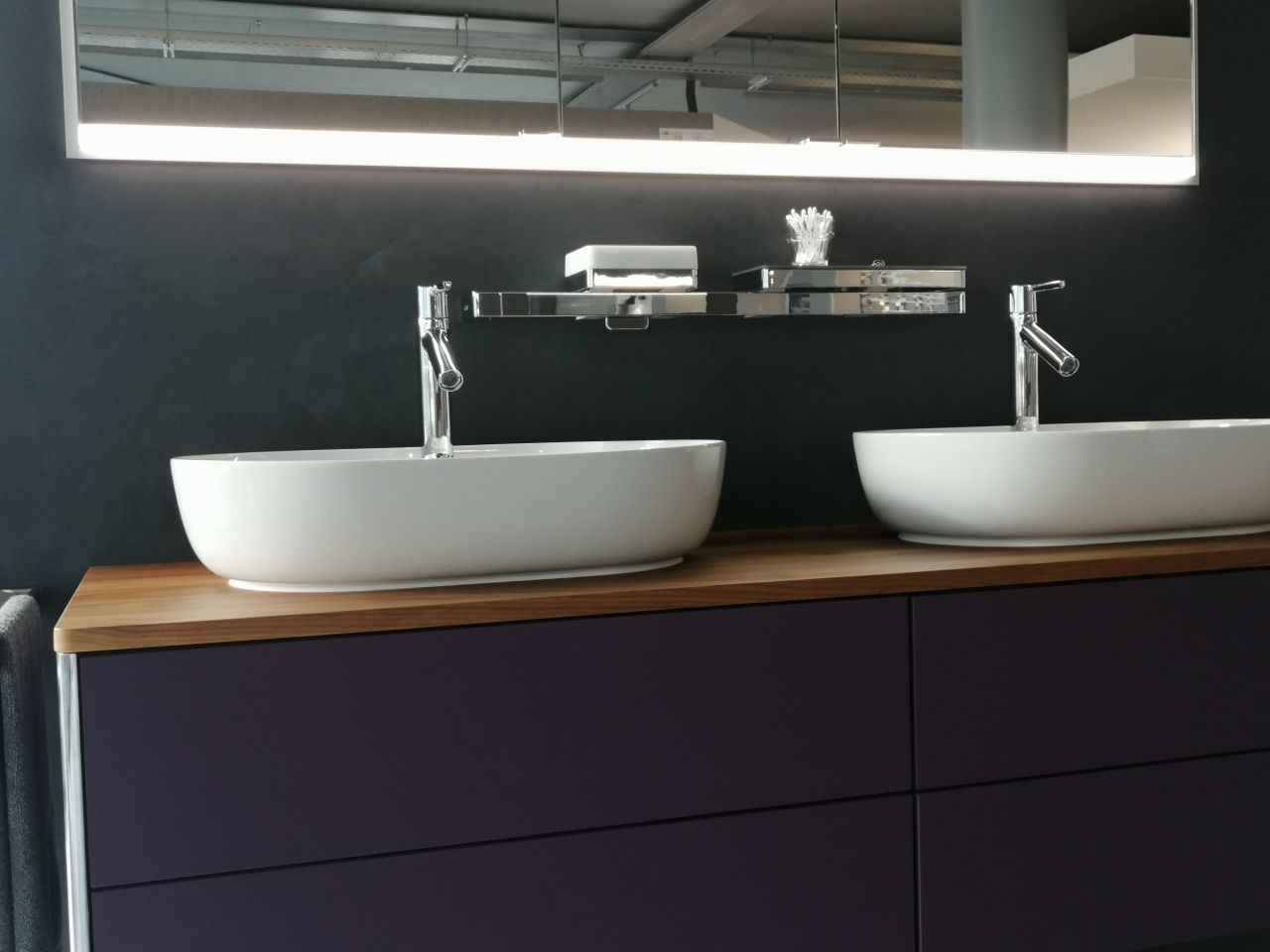 Ein Badezimmer mit zwei Waschbecken und einem Spiegel