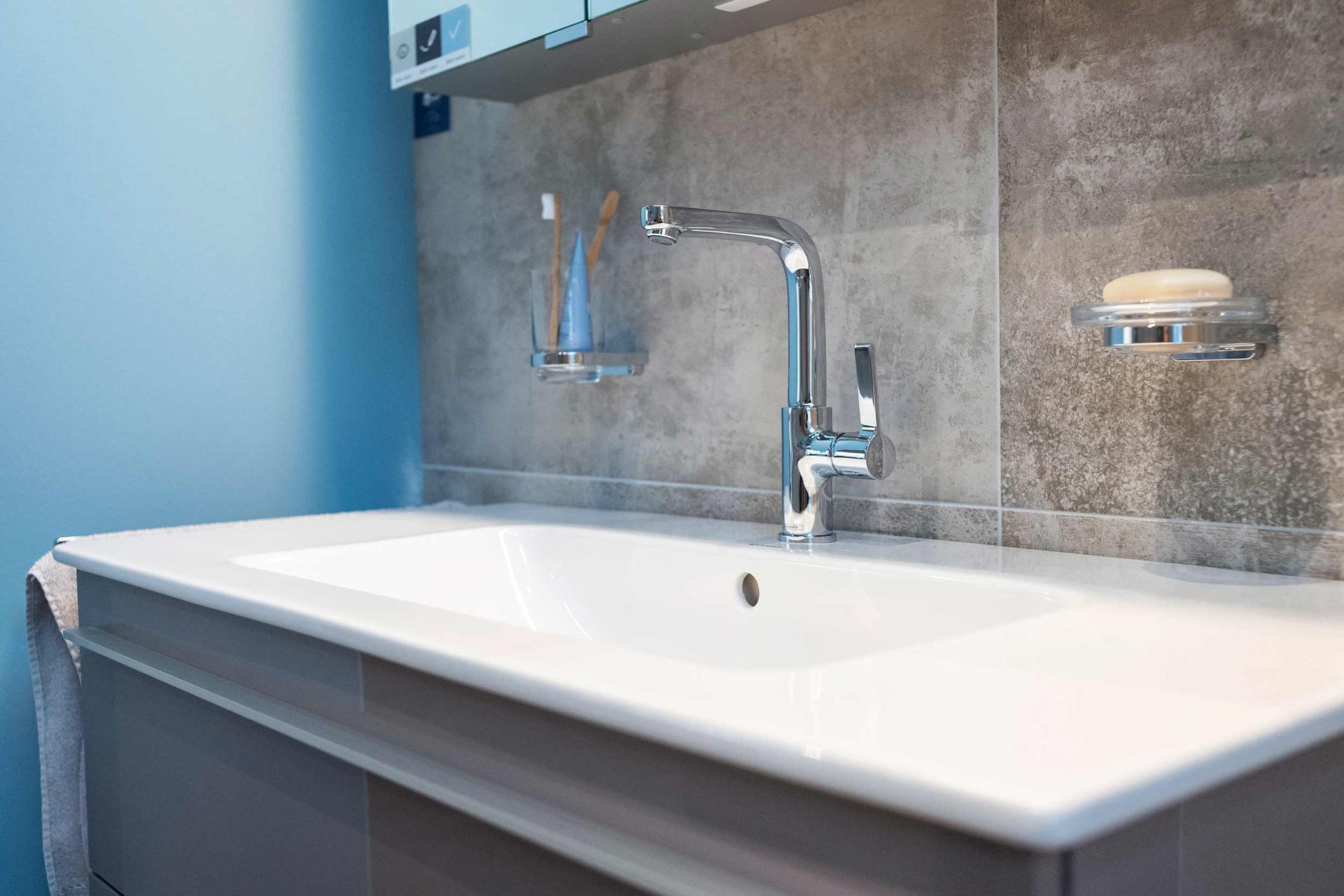 Ein Waschbecken mit Wasserhahn und Seifenschale.