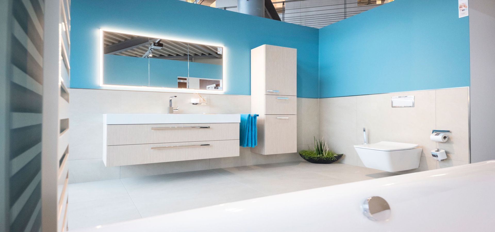 Ein Badezimmer mit Badewanne, Waschbecken, Toilette und Spiegel.