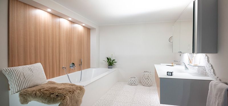 Ein Badezimmer mit Badewanne, Waschbecken und Spiegel.