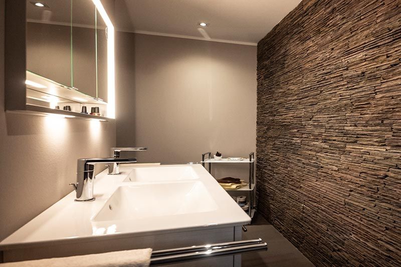 Ein Badezimmer mit zwei Waschbecken und einem Spiegel.