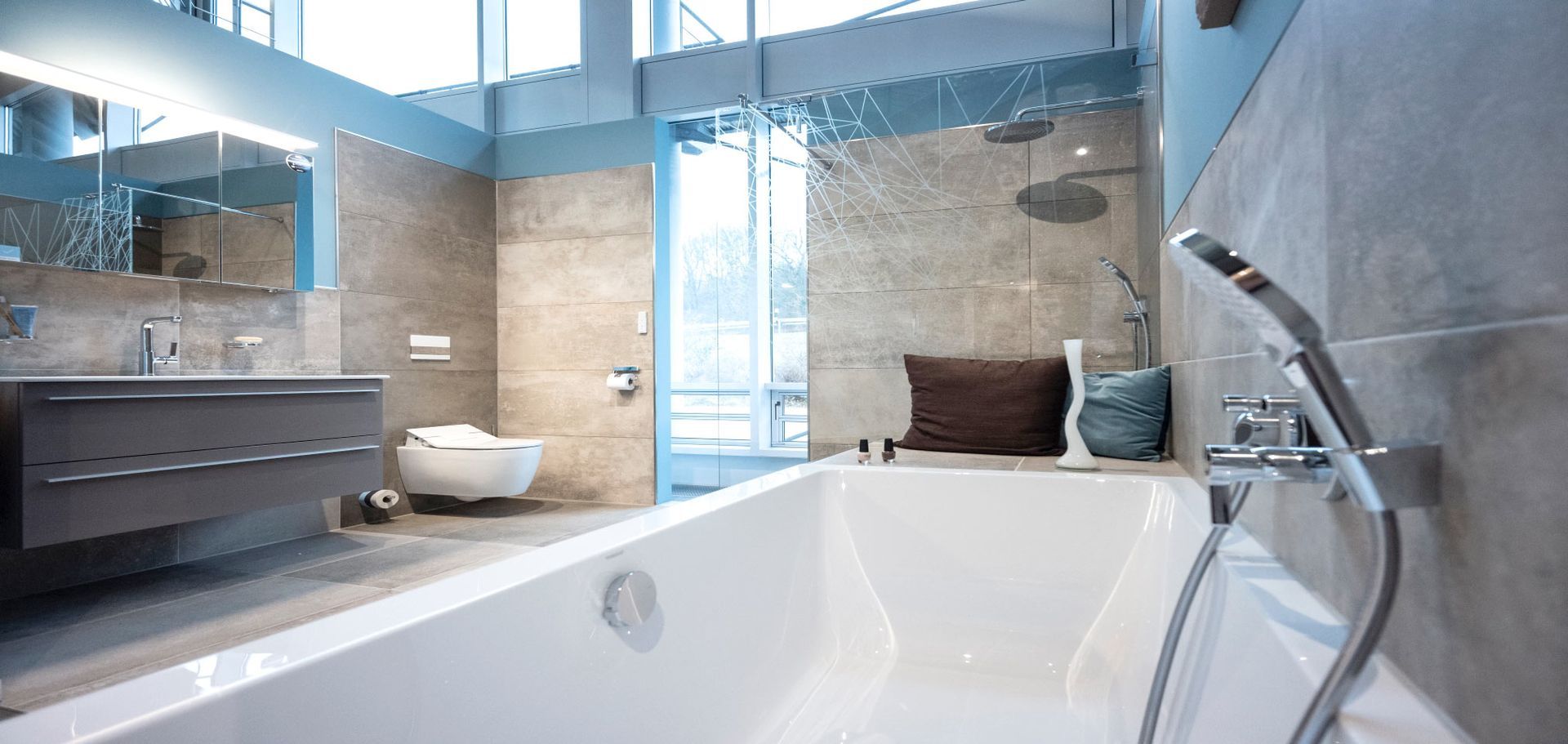 Ein Badezimmer mit Badewanne, Waschbecken, Toilette und Dusche.