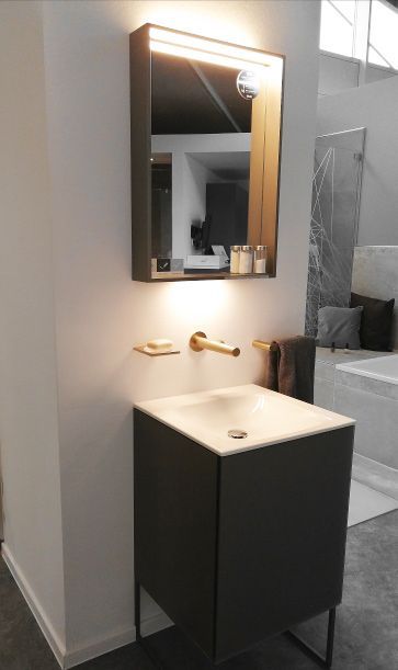 Ein Badezimmer mit Waschbecken und Spiegel an der Wand