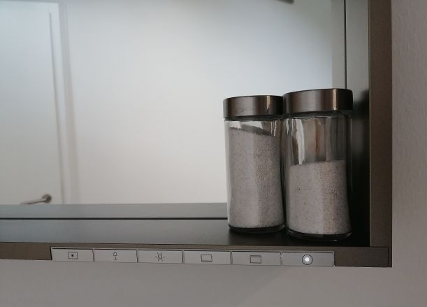 Zwei Salz- und Pfefferstreuer stehen auf einem Regal in einer Küche