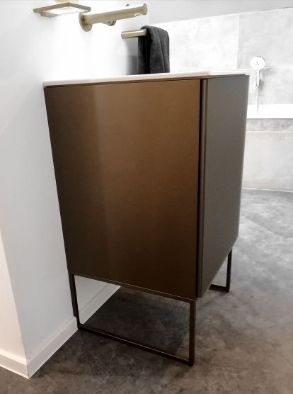 Ein Badezimmer mit Waschbecken und Schrank