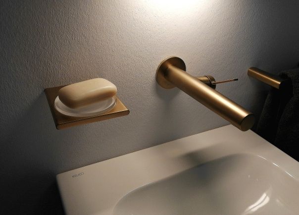 Ein Waschbecken im Badezimmer mit einer Seifenschale und einem Stück Seife darauf