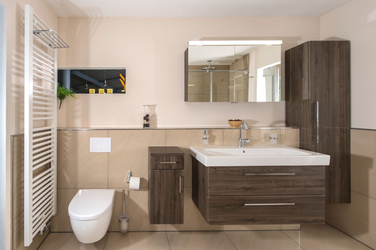 Ein Badezimmer mit Toilette, Waschbecken und Spiegel