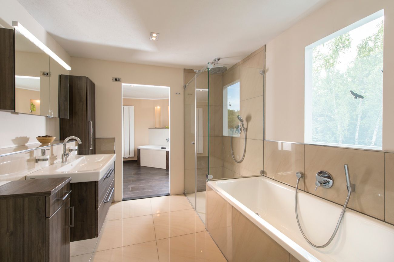 Ein Badezimmer mit Badewanne, Waschbecken und Dusche.