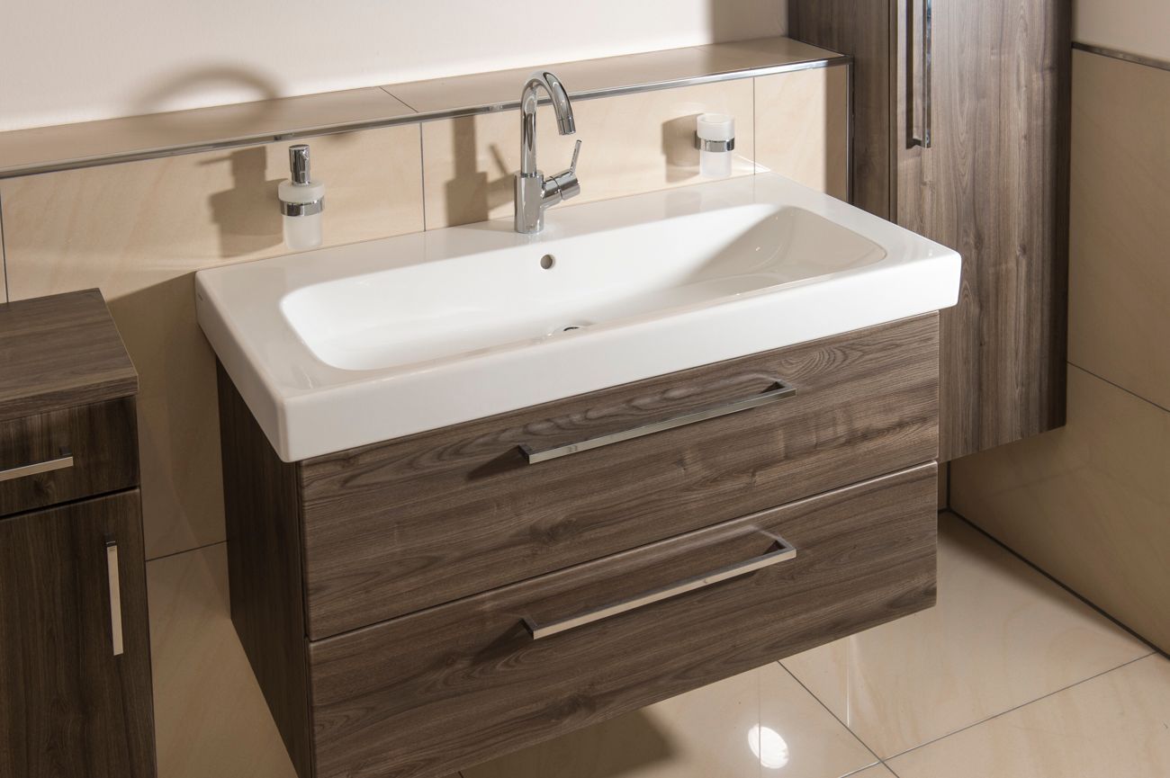 Ein Badezimmerwaschtisch mit Waschbecken und Wasserhahn