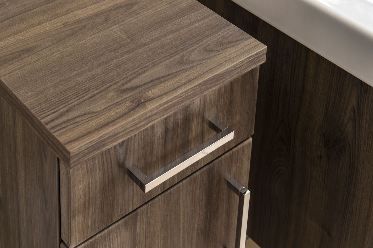 Eine Nahaufnahme eines Holzschranks mit einer Schublade und einer Tür.