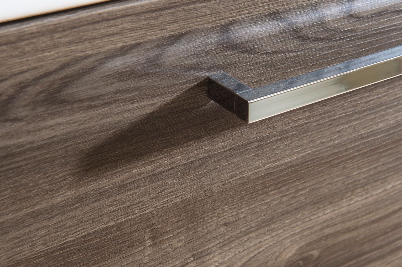 Eine Nahaufnahme eines Holzschranks mit einem Metallgriff.