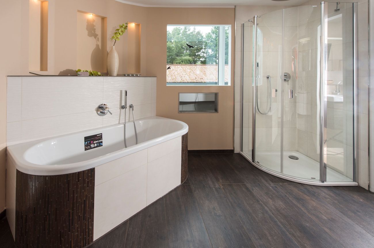 Ein Badezimmer mit Badewanne und Duschkabine