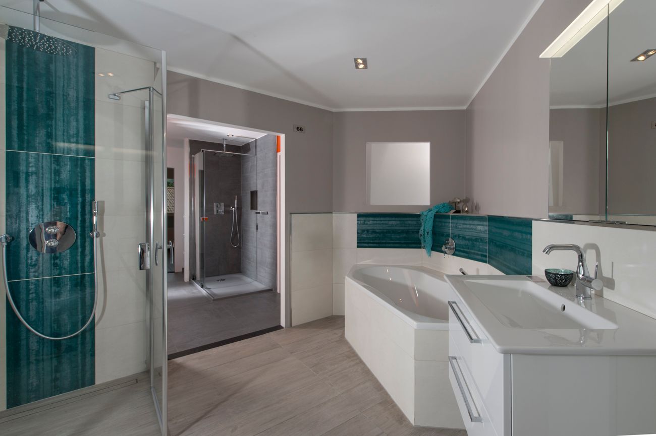 Ein Badezimmer mit Waschbecken, Badewanne, Dusche und Spiegel.