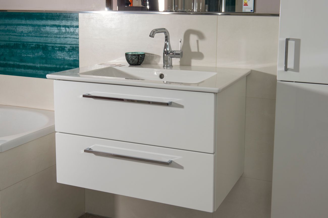 Ein Badezimmer mit Waschbecken und Badewanne