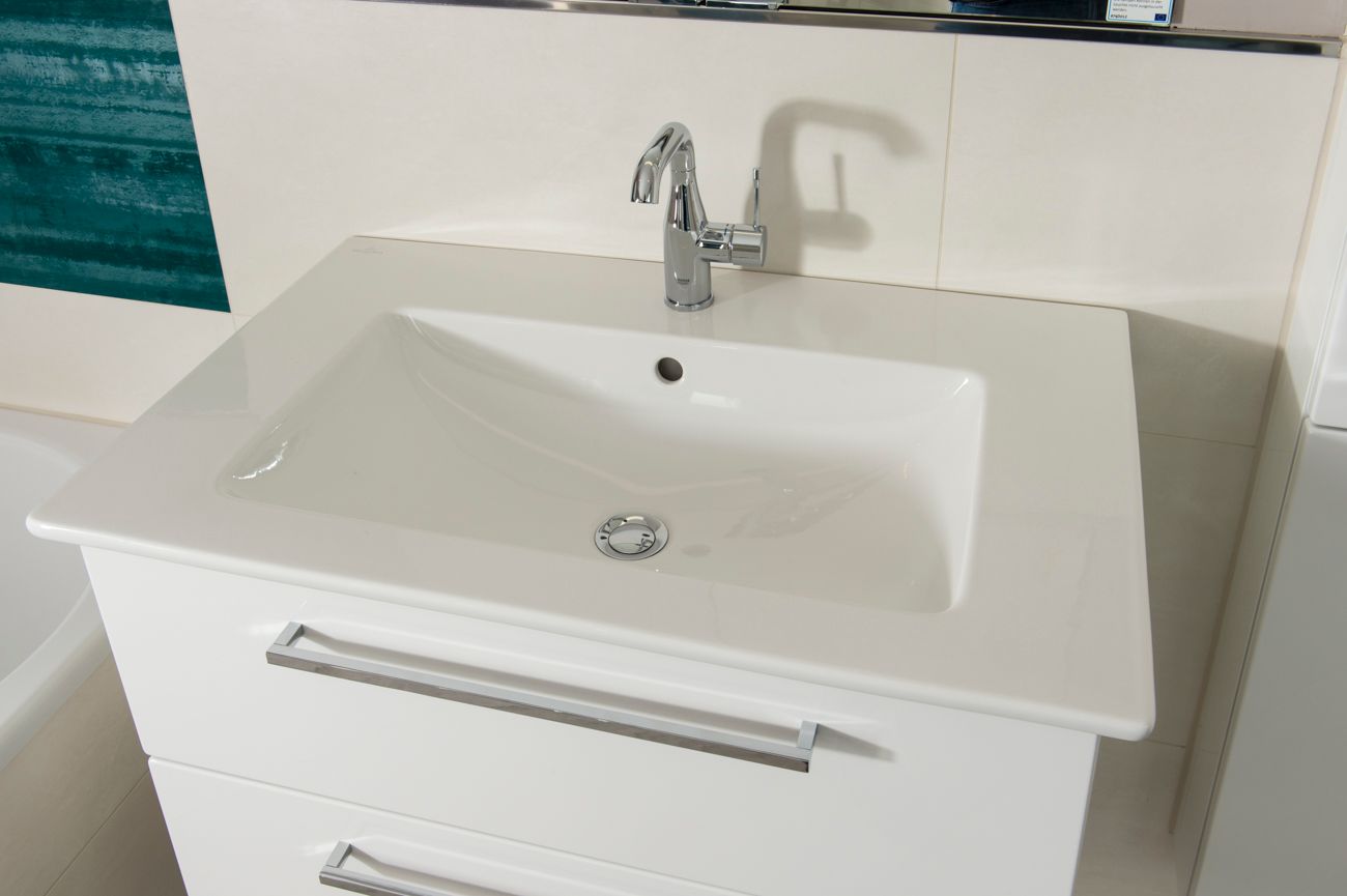 Ein Waschbecken mit einem Wasserhahn darauf