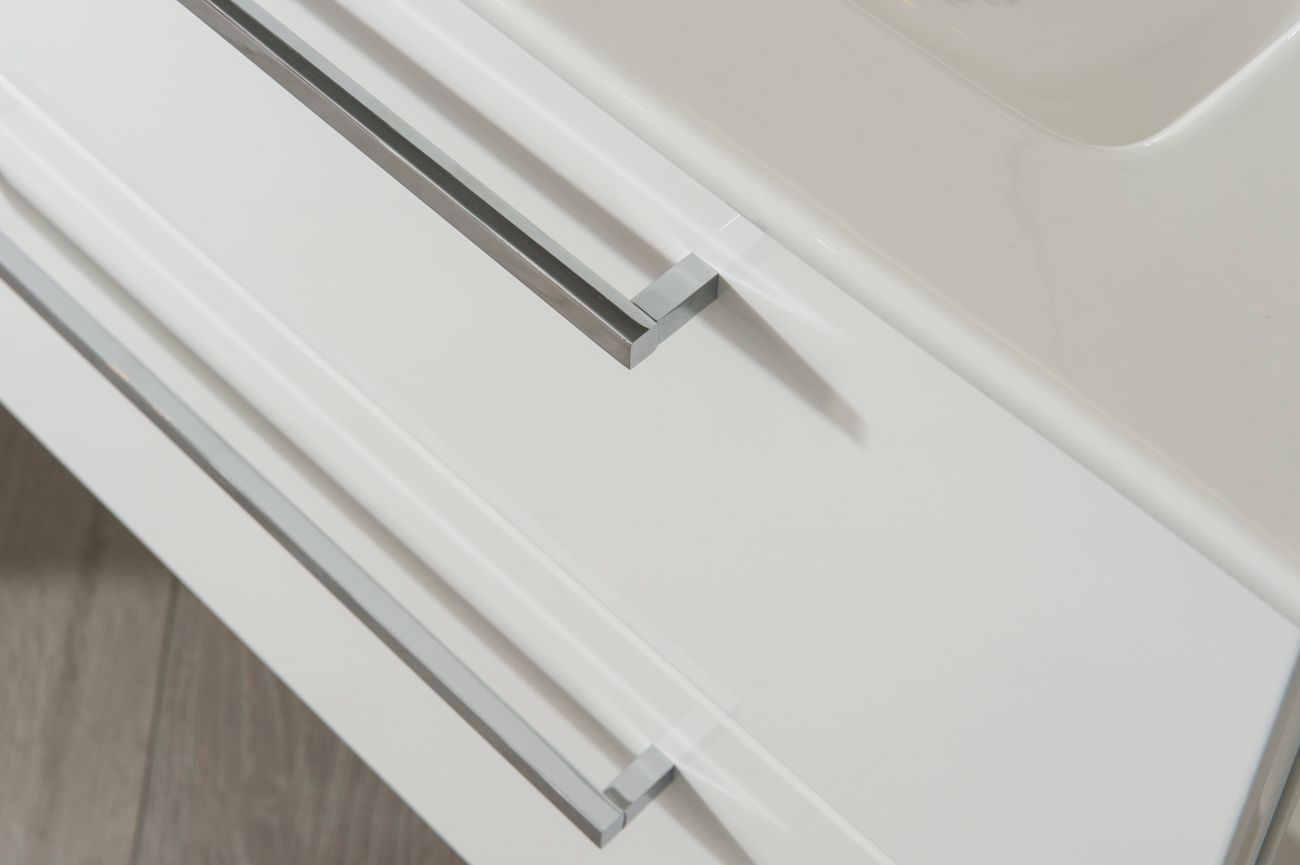 Eine Nahaufnahme eines Badezimmerwaschtischs mit Schubladen und Waschbecken.