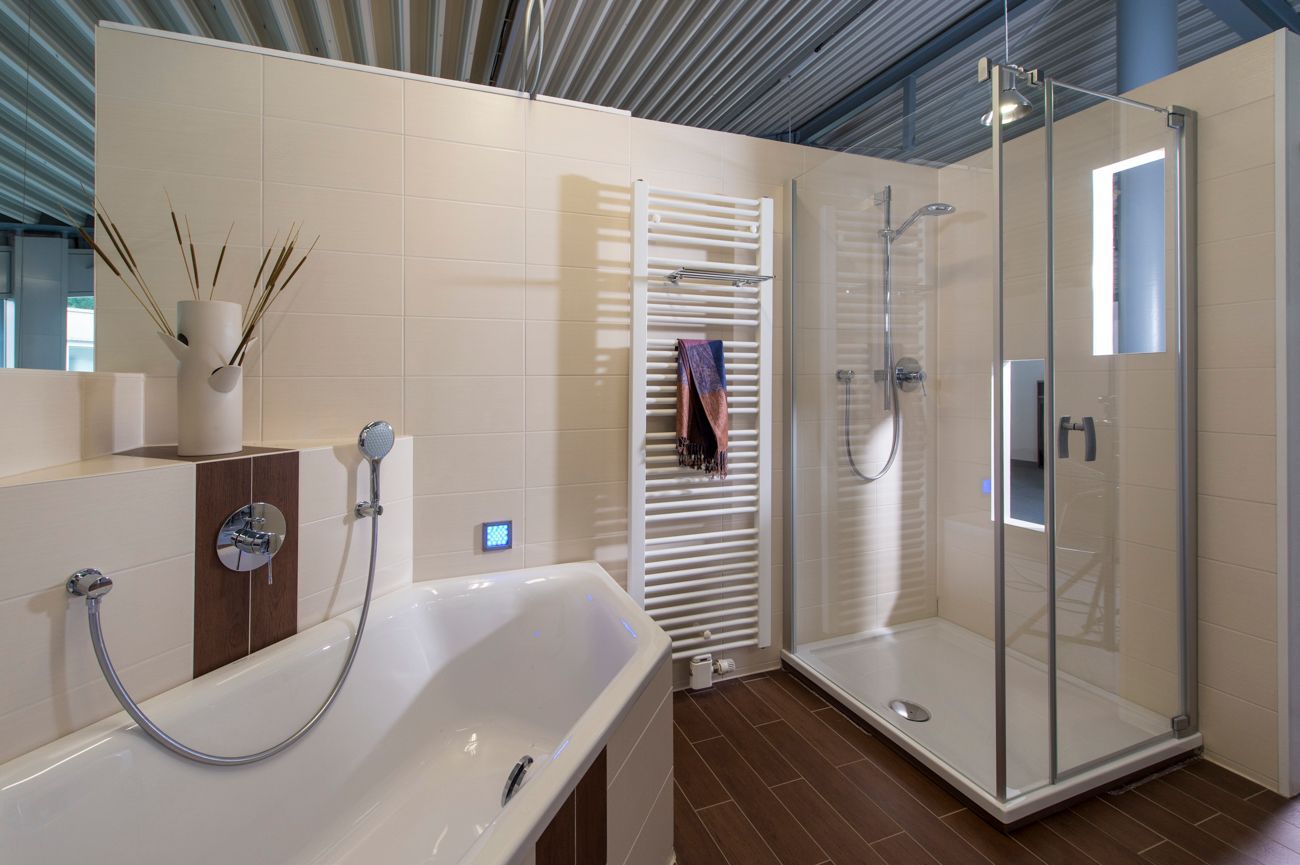 Ein Badezimmer mit Badewanne und Duschkabine.