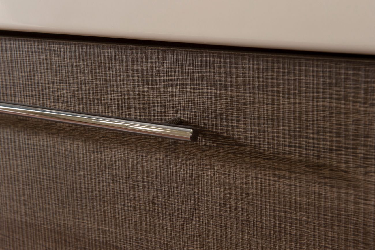 Eine Nahaufnahme einer Schublade mit einem Metallgriff.