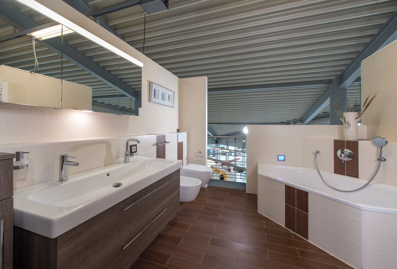 Ein Badezimmer mit zwei Waschbecken, einer Toilette und einer Badewanne.