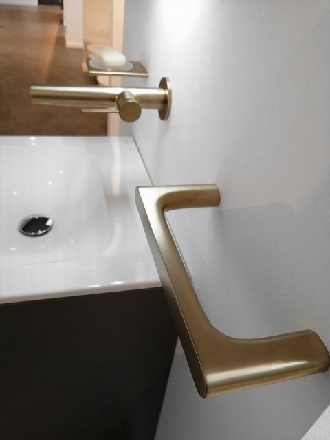 Ein Waschbecken mit zwei Wasserhähnen und einer Seifenschale