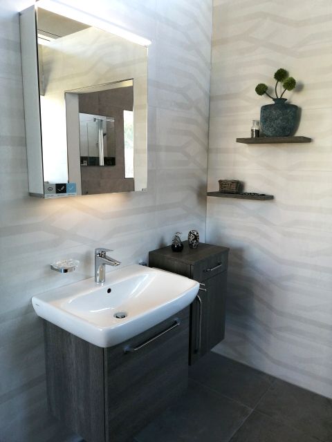 Ein Badezimmer mit Waschbecken und Spiegel