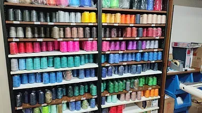 Un estante lleno de hilos de muchos colores diferentes.