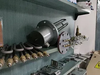 Un montón de piezas de metal están colgadas en una pared.