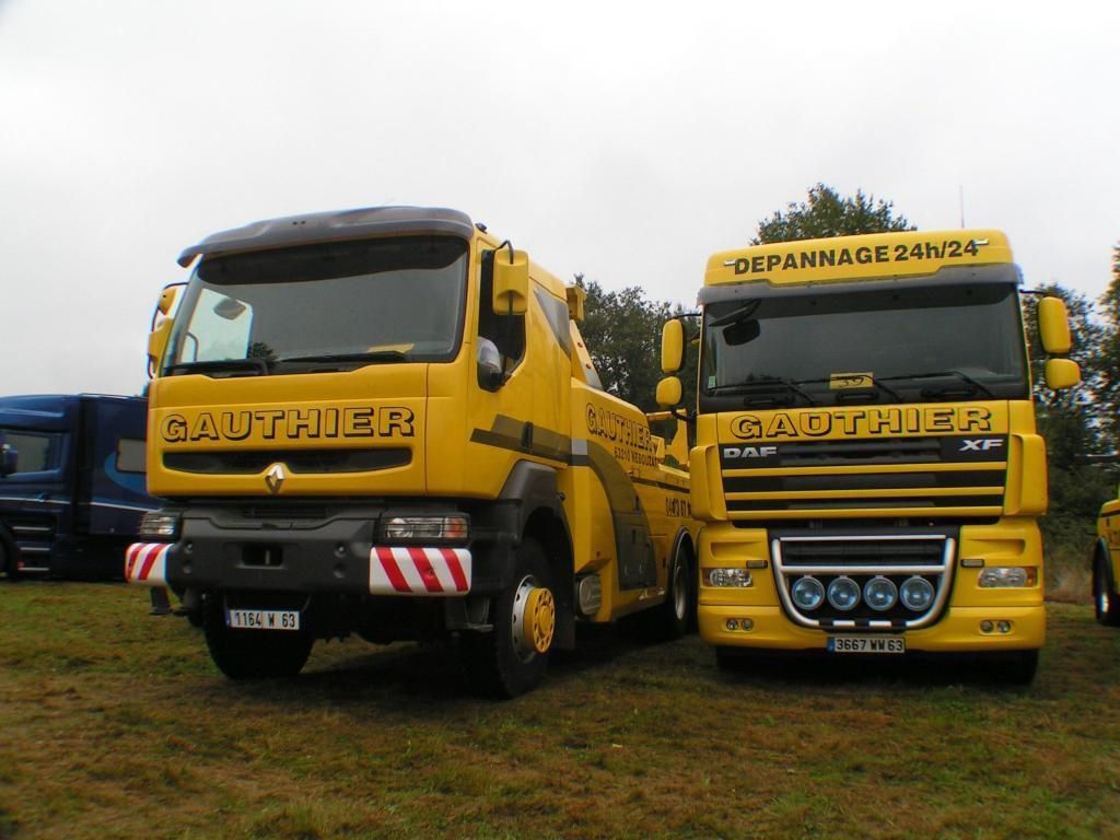 Photo de deux camions de dépannage du Garage Gauthier