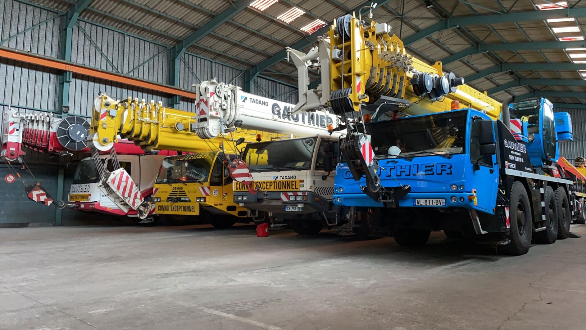 Groupe de camion avec bras mécanique