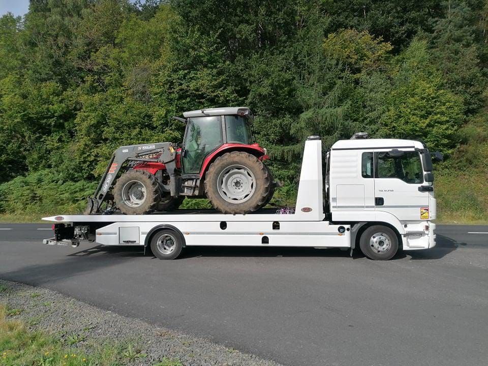 Photo de deux camions de dépannage du Garage Gauthier vus de côté