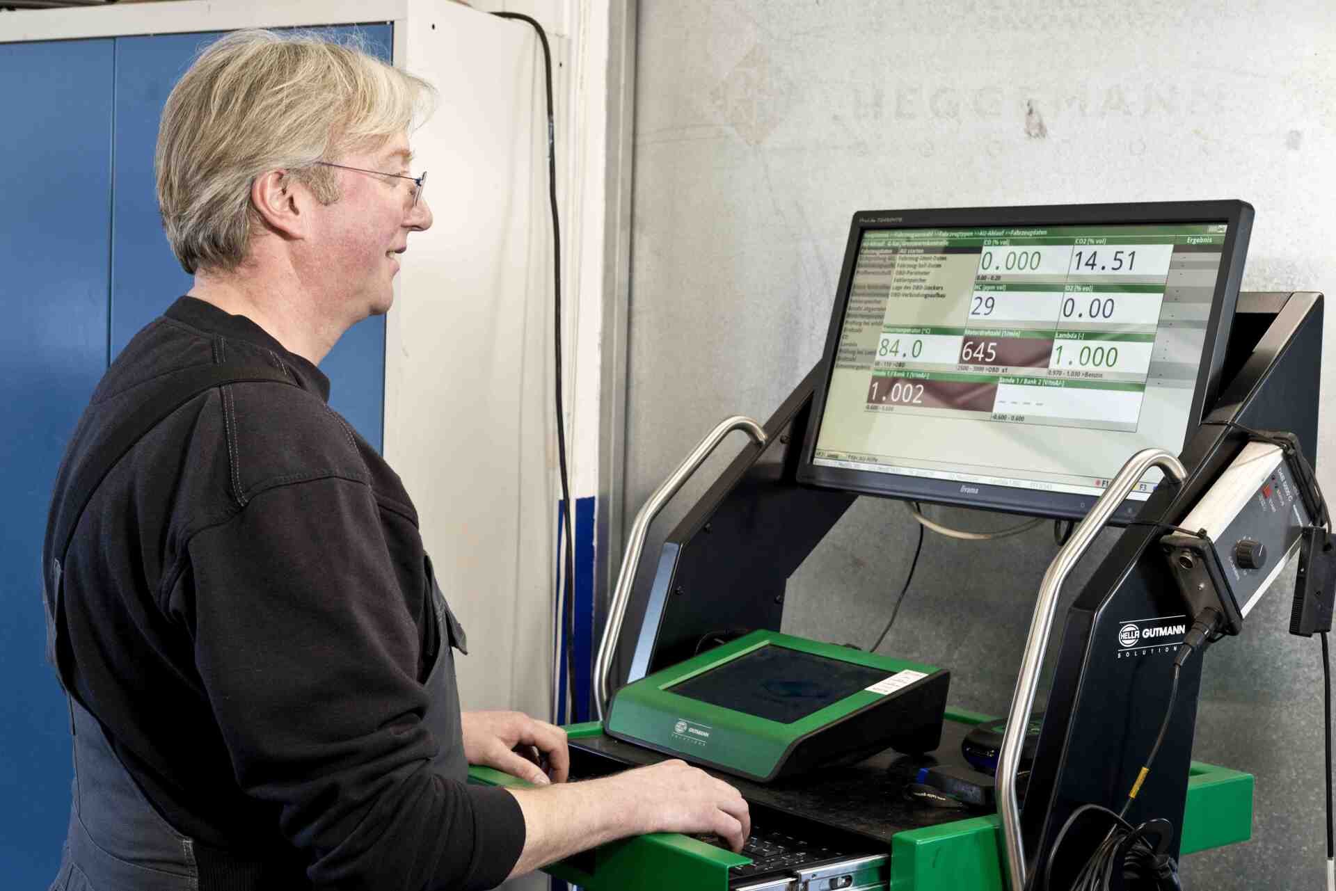 Mitarbeiter bei Wartungsdurchführung